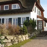 Traditionelles Reetdachhaus Mit Sauna- Kaminofen Und Privatem Wasserzugang By Interhome * 가거