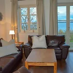 Traditionelles Reetdachhaus Mit Sauna- Kaminofen Und Privatem Wasserzugang By Interhome 펜션 가거