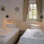 Traditionelles Reetdachhaus Mit Sauna- Kaminofen Und Privatem Wasserzugang By Interhome 가거