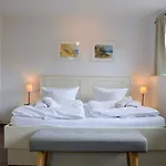 Traditionelles Reetdachhaus Mit Sauna- Kaminofen Und Privatem Wasserzugang By Interhome 펜션
