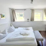Traditionelles Reetdachhaus Mit Sauna- Kaminofen Und Privatem Wasserzugang By Interhome * 가거