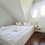 Traditionelles Reetdachhaus Mit Sauna- Kaminofen Und Privatem Wasserzugang By Interhome *