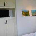 Traditionelles Reetdachhaus Mit Sauna- Kaminofen Und Privatem Wasserzugang By Interhome * 가거
