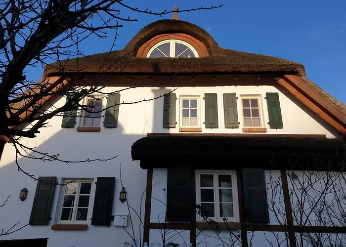 度假居 Traditionelles Reetdachhaus Mit Sauna- Kaminofen Und Privatem Wasserzugang By Interhome *