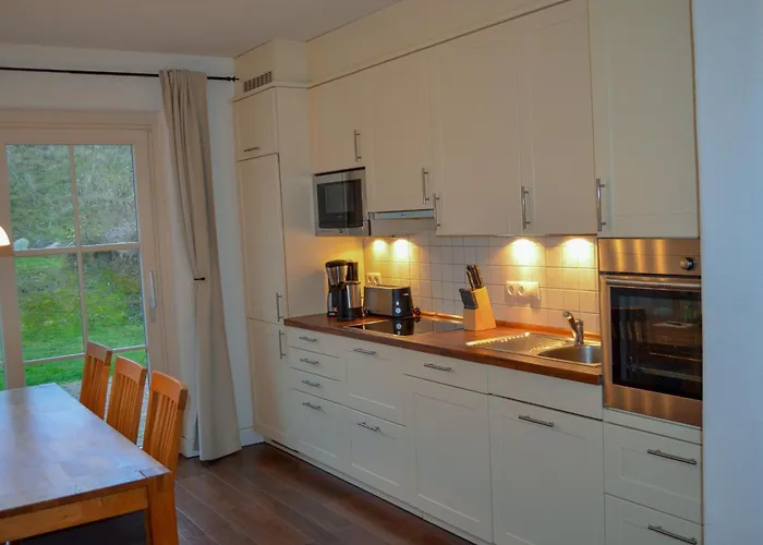 度假居 Traditionelles Reetdachhaus Mit Sauna- Kaminofen Und Privatem Wasserzugang By Interhome *