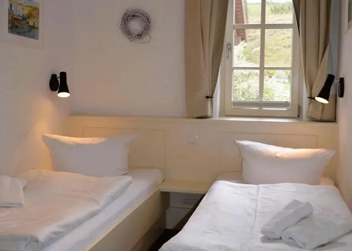 Traditionelles Reetdachhaus Mit Sauna- Kaminofen Und Privatem Wasserzugang By Interhome 加格尔