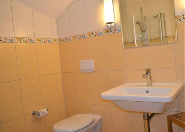 Traditionelles Reetdachhaus Mit Sauna- Kaminofen Und Privatem Wasserzugang By Interhome