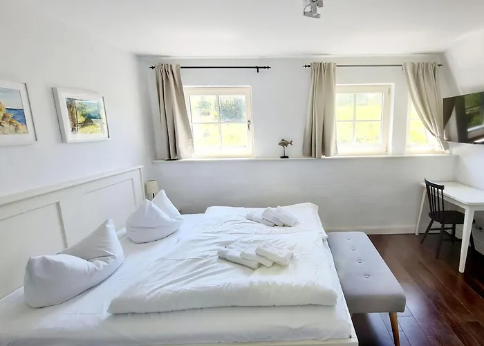 Traditionelles Reetdachhaus Mit Sauna- Kaminofen Und Privatem Wasserzugang By Interhome * Gager