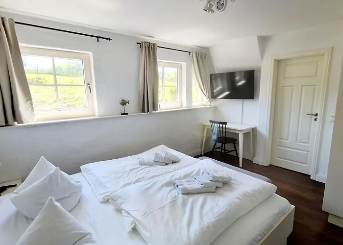度假居 Traditionelles Reetdachhaus Mit Sauna- Kaminofen Und Privatem Wasserzugang By Interhome *