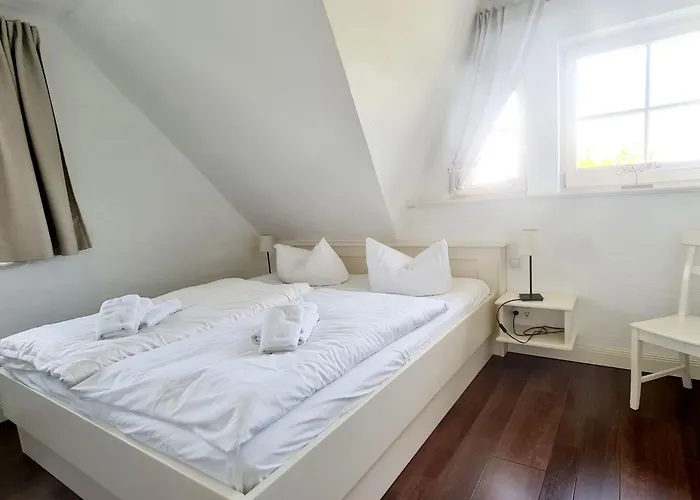 Traditionelles Reetdachhaus Mit Sauna- Kaminofen Und Privatem Wasserzugang By Interhome *