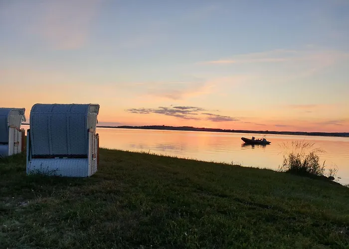 Traditionelles Reetdachhaus Mit Sauna- Kaminofen Und Privatem Wasserzugang By Interhome